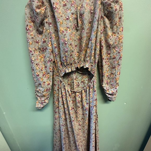 - Astor PUFF SLEEVE V NECK BACK CUTOUT MIDI DRESS - Picture 3 of 3